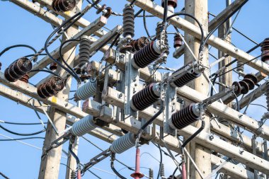 Elektrik santralinde yüksek voltajlı yalıtım, yakın çekim.