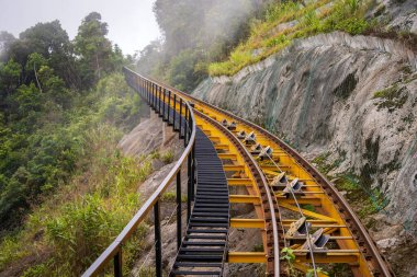Teleferik raylarının ve Kuzey Vietnam 'ın güzel dağlarının manzarası. Füniküler Danang şehri yakınlarında.