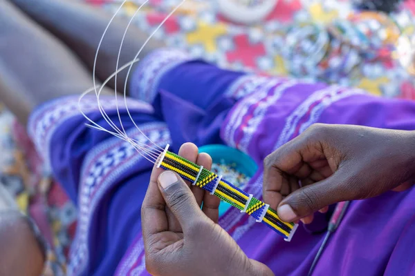 Herstellung Von Handgefertigtem Schmuck Masai Afrikanische Frauenhände Von Oben Betrachtet — Stockfoto