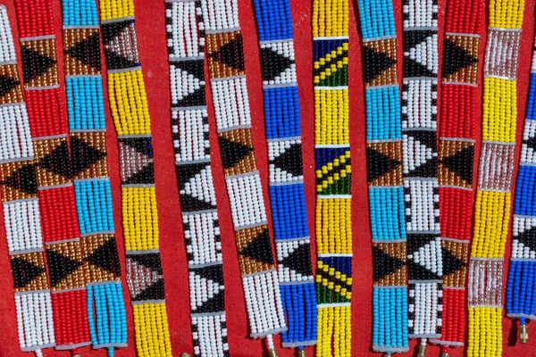 部落玛莎族五彩缤纷的手镯在海滩市场上出售给游客 关门了 桑给巴尔岛 坦桑尼亚 — 图库照片