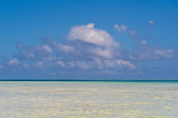 Hermosas Nubes Blancas Cielo Azul Sobre Las Olas Agua Mar — Foto de Stock