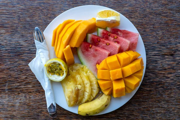 Tropiska Frukter Frukosttallrik Närbild Färsk Vattenmelon Passionsfrukt Ananas Mango Banan — Stockfoto