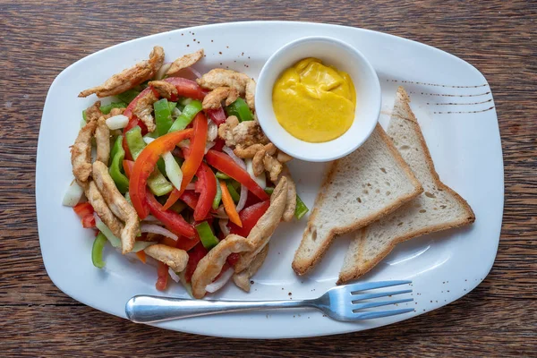 Pieczony Filet Kurczaka Warzywami Chlebem Białym Talerzu Zbliżenie — Zdjęcie stockowe