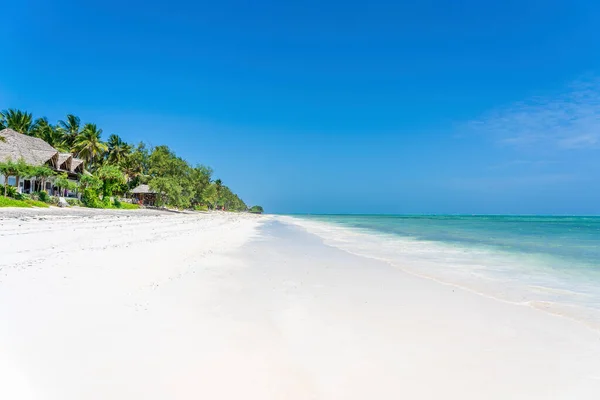 Spiaggia Sabbia Tropicale Con Palme Cocco Vicino Mare Sull Isola — Foto Stock