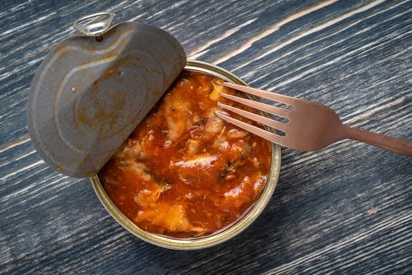 Open Sprot Blik Tomatensaus Een Houten Ondergrond Close Bovenaanzicht — Stockfoto