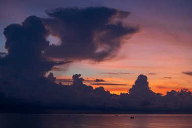 Vietnam 'ın Phu Quoc adasındaki manzara gündoğumu. Seyahat ve doğa kavramı. Sabah gökyüzü, fırtına bulutları, balıkçı teknesi ve deniz suyu