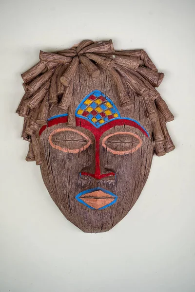 Taş Duvar Zemininde Renkli Afrika Maskesi Kapat — Stok fotoğraf