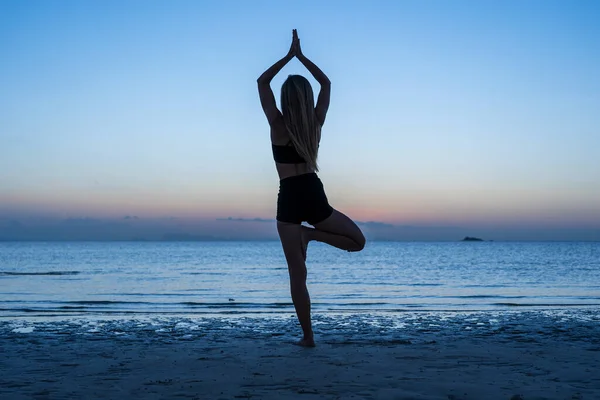 Silhouette Woman Standing Yoga Pose Tropical Beach Sunset Caucasian Girl — Stock Photo, Image