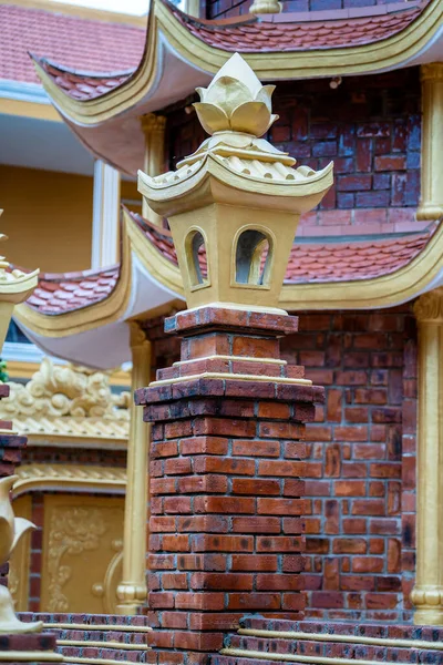 越南丹阳的一座佛教寺庙里 砖墙上的路灯 靠近点 — 图库照片