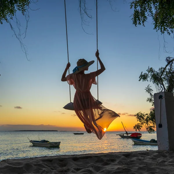 Hermosa Chica Con Sombrero Paja Pareo Balanceándose Columpio Playa Durante —  Fotos de Stock