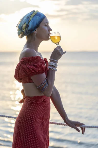 Mujer Linda Sosteniendo Copa Vino Blanco Contra Una Hermosa Puesta — Foto de Stock