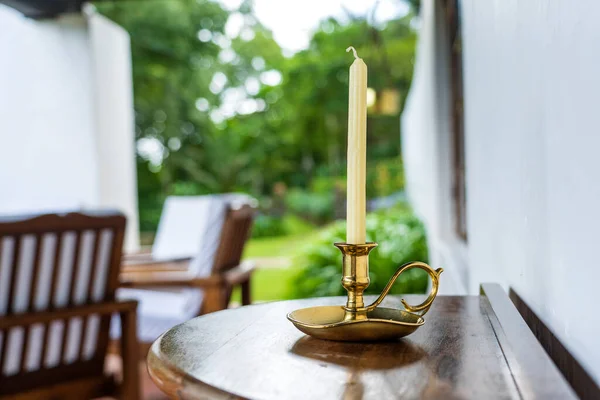 Wachskerze Einem Vergoldeten Kerzenständer Auf Einem Holztisch Auf Der Terrasse — Stockfoto