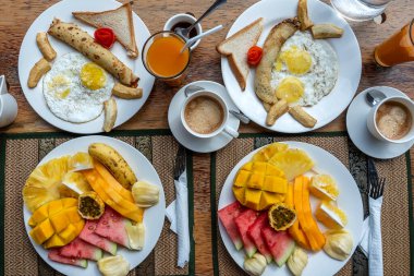 Otel restoranında, Zanzibar adasında, Tanzanya 'da, Afrika' da, deniz kenarındaki sahilde, meyveli, kahveli ve muzlu gözlemeli tropik kahvaltı.