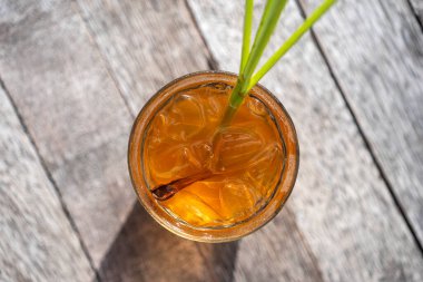Sağlıklı, ferahlatıcı bir tarçın ve ahşap bir masada limon otu sapları, üst manzara, kapat