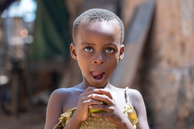 Zanzibar, Tanzanya - 16 Kasım 2019: Zanzibar adası, Tanzanya, Doğu Afrika 'da bilinmeyen bir Afrikalı genç kız,