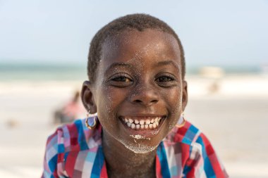 Zanzibar, Tanzanya - 15 Ocak 2020: Doğu Afrika, Tanzanya 'daki Zanzibar adasında denize yakın tropik bir plajda genç Afrikalı kız