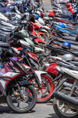 Phu Quoc Adası, Vietnam - 28 Mayıs 2020: Motosikletlerin Phu Quoc, Vietnam adasındaki bir sokağa park edilmesi