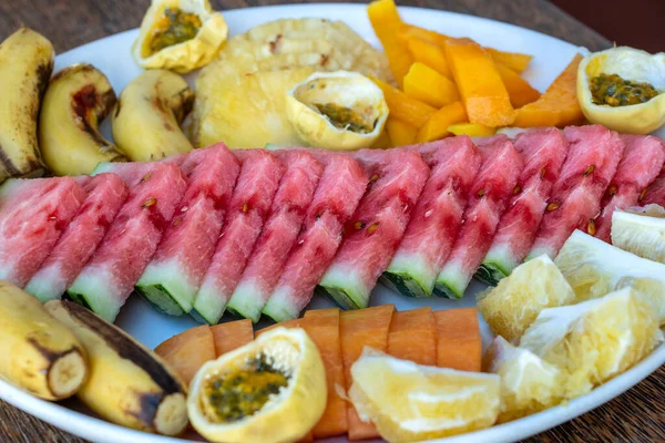 Tropische Früchte Auf Einem Frühstücksteller Aus Nächster Nähe Frische Wassermelone — Stockfoto