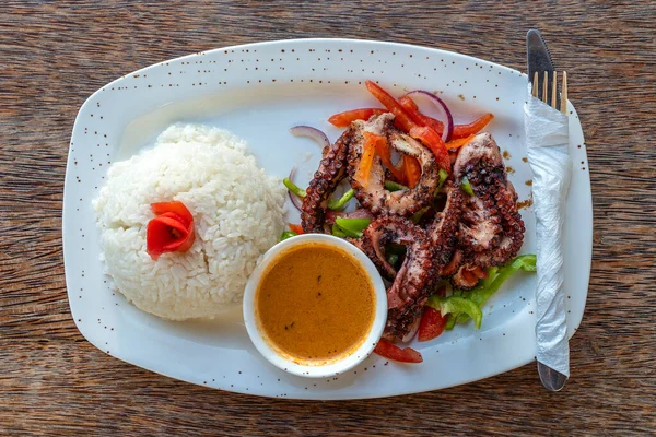 Smažená Chapadla Chobotnice Bílou Rýží Talíři Restauraci Ostrov Zanzibar Tanzanie — Stock fotografie