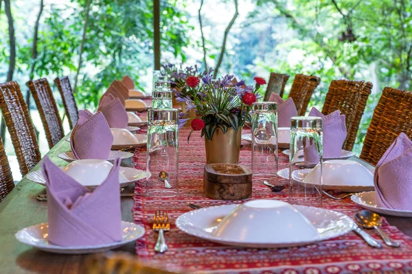 Boş Bir Restoran Terasında Masa Rattan Sandalyeler Servis Ettim Tanzanya — Stok fotoğraf