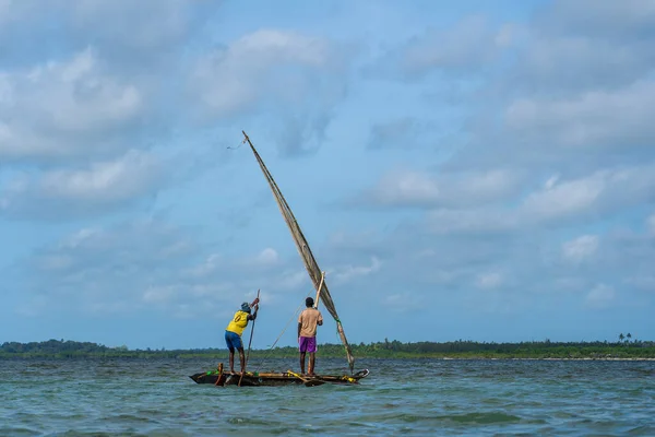 タンザニア ザンジバル 2019年11月16日 東アフリカ タンザニア ザンジバル島のインド洋上でアフリカ人男性と伝統的な漁船 — ストック写真