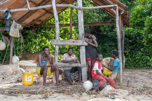 坦桑尼亚桑给巴尔 2019年11月16日 非洲男子和男孩坐在坦桑尼亚桑给巴尔岛海岸的遮阳篷下 围观非洲东部 — 图库照片