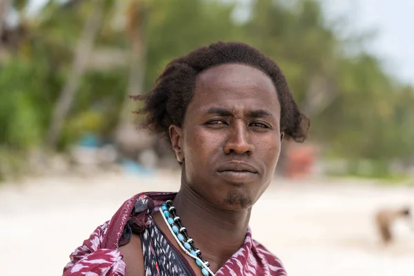 坦桑尼亚桑给巴尔 2020年1月18日 在坦桑尼亚桑给巴尔岛的沙滩上 身着传统服装的非洲男人马萨伊站在海边 近在咫尺 — 图库照片