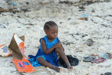 Zanzibar, Tanzanya - 11 Ocak 2020: Doğu Afrika, Tanzanya 'daki Zanzibar adasındaki tropik plajda genç Afrikalı kız