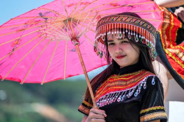 Dalat, Vietnam - 18 Mart 2020: Vietnam 'da Da Lat, Vietnam yakınlarındaki doğada Vietnamlı güzel bir kız