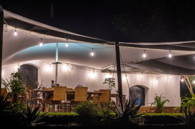 Boş restoran terası, akşamları masalar ve rattan sandalyeler. Tanzanya, Doğu Afrika
