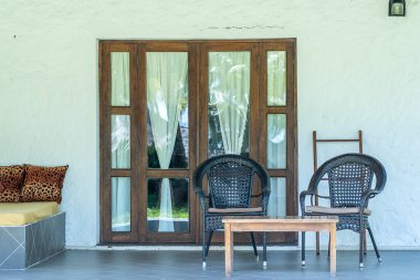 Doğu Afrika, Tanzanya 'daki Zanzibar adası yakınlarında tropikal plajda iki sandalyeli güzel bir teras.