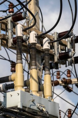Elektrik santralinde yüksek voltajlı yalıtım, yakın çekim.