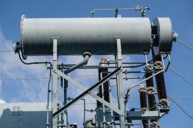 Elektrik santralinde yüksek voltajlı yalıtım, yakın çekim.