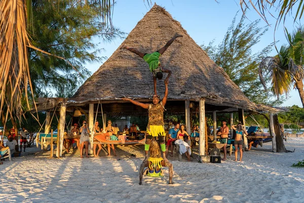 Zanzibar Tanzanie Prosince 2019 Afričtí Gymnasté Vystupují Před Turisty Tropické — Stock fotografie