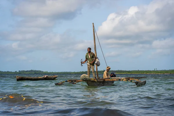 Zanzibar Tanzania Listopada 2019 Tradycyjna Żaglówka Rybacka Afrykańskimi Ludźmi Oceanie — Zdjęcie stockowe