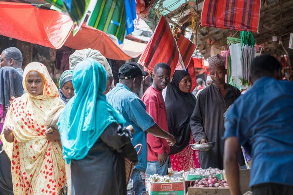 Zanzibar Τανζανία Νοεμβρίου 2019 Αφρικανοί Πουλάνε Και Αγοράζουν Τρόφιμα Στην — Φωτογραφία Αρχείου