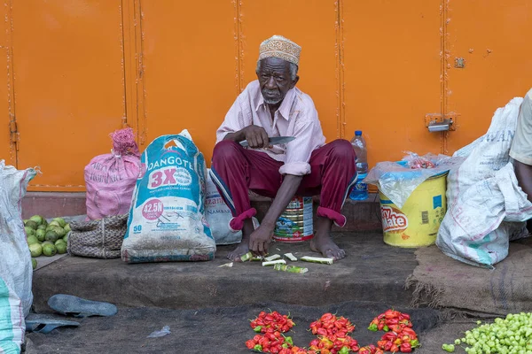 タンザニアのザンジバル 11月23 2019 アフリカの老人は 東アフリカタンザニアのザンジバル島の地元のストリートフード市場で野菜を販売しています — ストック写真