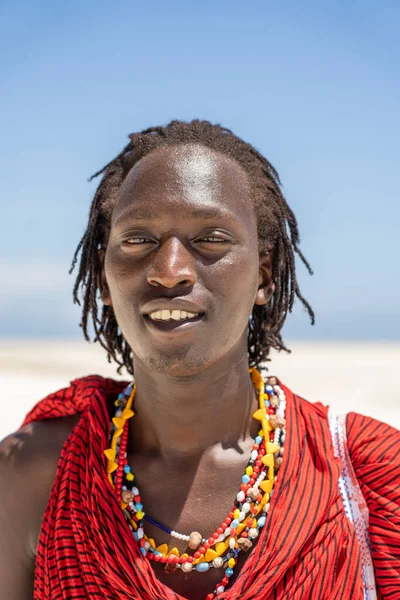 Sansibar Tansania Oktober 2019 Afrikanische Masai Traditioneller Kleidung Stehen Sandstrand — Stockfoto