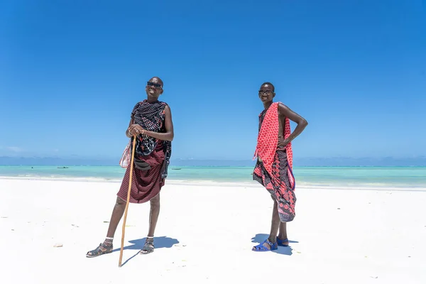 Sansibar Tansania Oktober 2019 Zwei Afrikanische Masai Traditioneller Kleidung Stehen — Stockfoto