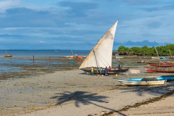Занзибар Танзания Ноябрь 2019 Парусник Время Отлива Берегу Индийского Океана — стоковое фото