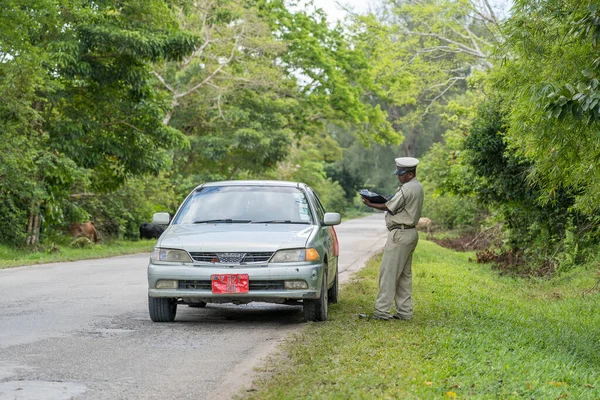 Zanzibar Tanzânia Novembro 2019 Policial Trânsito Parou Carro Uma Estrada — Fotografia de Stock