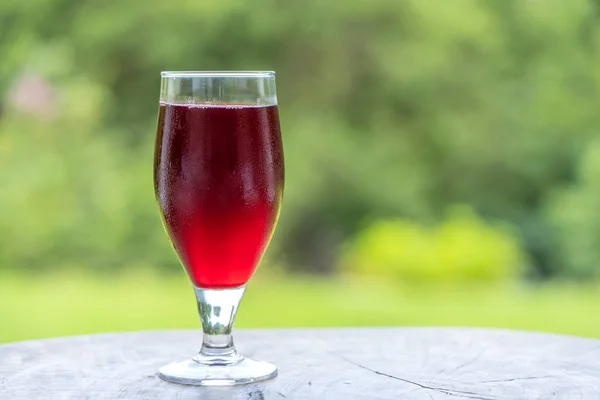 Verre Avec Jus Rouge Tropical Feuille Hibiscus Sur Table Bois — Photo