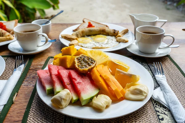 Café Manhã Tropical Frutas Café Ovos Mexidos Panqueca Banana Para — Fotografia de Stock