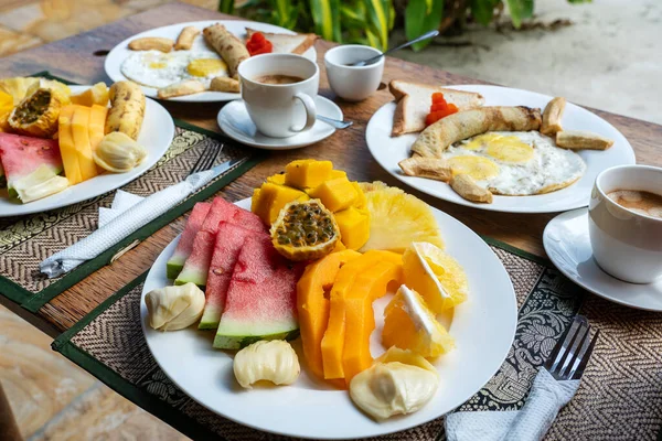 Desayuno Tropical Frutas Café Huevos Revueltos Tortitas Plátano Para Dos —  Fotos de Stock