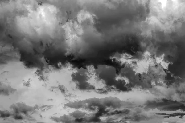 Λευκά Σύννεφα Φόντο Ουρανού Έννοια Της Φύσης Μαύρο Και Άσπρο — Φωτογραφία Αρχείου