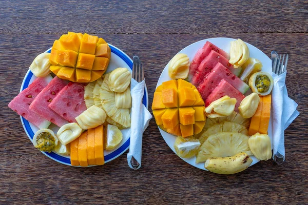 朝食プレート上のトロピカルフルーツを閉じます 新鮮なスイカ バナナ パッションフルーツ パイナップル ジャックフルーツ マンゴー パパイヤ ビーチレストランで食べるためのオレンジ 島ザンジバル — ストック写真