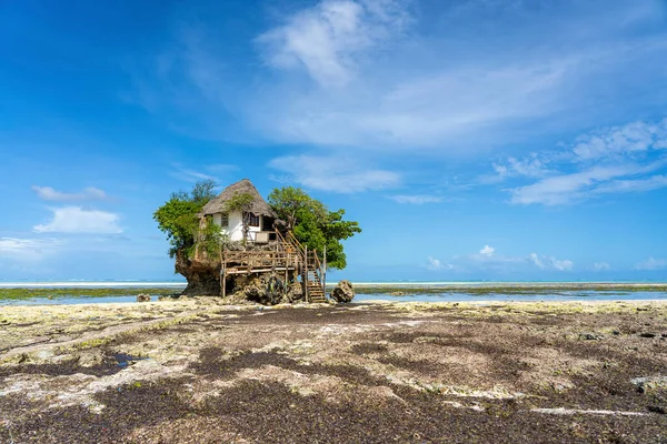 Casa Roca Marea Baja Playa Cerca Del Agua Mar Isla —  Fotos de Stock