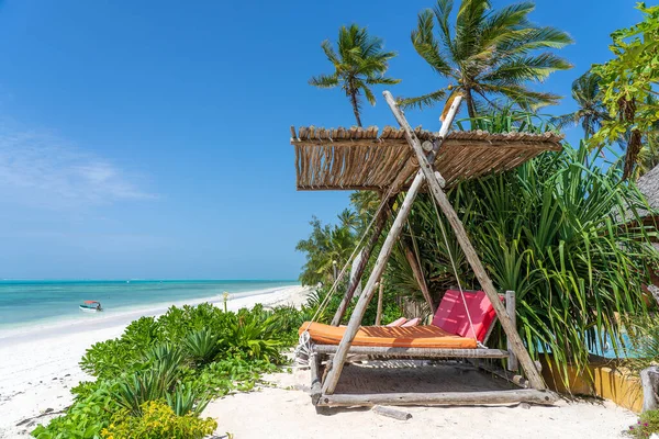 Altalena Legno Con Materasso Sotto Baldacchino Sulla Spiaggia Tropicale Vicino — Foto Stock