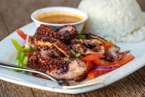 Tentáculos Polvo Fritos Com Arroz Branco Prato Restaurante Ilha Zanzibar — Fotografia de Stock