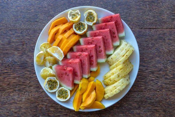 Tropische Früchte Auf Dem Frühstücksteller Nahaufnahme Draufsicht Frische Wassermelone Passionsfrucht — Stockfoto